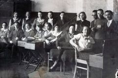 Кружок кантелистов в период празднования 100-летия первого издания эпоса «Калевала». Петрозаводск, 1935 г. Справа (стоят) — Леопольд Теплицкий и Виктор Гудков. Фото из Национального архива Республики Карелия