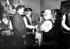 Цветы Валентине Лашиной — министр культуры республики Олег Белонучкин поздравляет артистку с присвоением звания «Заслуженный работник культуры Карелии». За кулисами Финского театра, 1993 г.