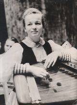 Эйла Раутио /Рауфала/ (1930-2000). В 1946 поступила ученицей в ансамбль «Кантеле». Со временем артистка оркестра стала исполнительницей ведущих партий в группе альтов, солисткой, участницей дуэтов, трио, квартета. Заслуженная артистка КАССР.