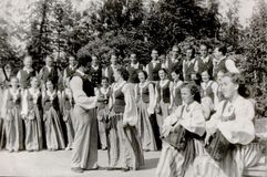 Выступление в парке пионеров, 1952 г. Солисты — Александра Колчина, Владислав Сладковский. Татьяна Антышева — крайняя справа