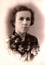 Евгения Юнина во время в 3-месячных гастролей по югу СССР (Харьков, Тбилиси, Ереван, Баку, Сочи, Сухуми, Батуми…). Кисловодск, осень 1956 г.