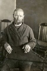 Иван Лебедев играет на самодельном кантеле. 1938. Фото из Национального архива Республики Карелия