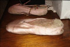 Пуанты Эльзы Баландис и ее танцевальные сапоги 33-го размера.