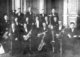 Первый джаз-банд Л.Я.Теплицкого (Теплицкий — в центре). Ленинград, 1927 г.