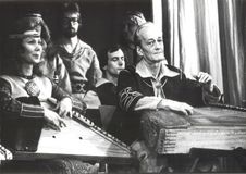 Эрик Раутио (1926-1989). Талантливый музыкант-самородок, пришел в «Кантеле» в военном 1942 году. Владел несколькими музыкальными инструментами. Ведущий исполнитель на кантеле-бас, солист оркестра. Участник многих инструментальных ансамблей и финского мужс