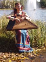 Кантеле работы Илмари Кукка и сегодня звучат на сцене в руках артистов «Кантеле». Артистка оркестра Александра Сахарова