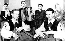 Концертная бригада артистов «Кантеле» в редакции газеты «Молодой большевик»: Елена Изотова, Максим Гаврилов, Вениамин Варламов, Зинаида Козлова, Тойво Вайнонен, Тамара Пчелина. 1950 г.