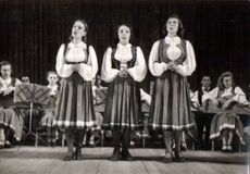 Неделя музыки и танца Карелии в Москве в 1946 году. Зал им. П.И.Чайковского. Вокальное трио: Люция Теппонен, Серафима Рыбалко, Милица Кубли