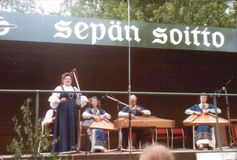 Финляндия, Мянтсяля. «Sepan soitto» (Праздник кузнеца). На сцене — Валентина Лашина, Валентина Матвеева, Эрик и Эйла Раутио