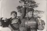 «Все на выборы!» Петр Титов (справа) с товарищем сфотографированы фотокорреспондентом ко дню выборов. 19 декабря 1947 года