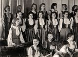 «Кантеле» в 1945 (часть ансамбля). В нижнем ряду хора вторая справа – Люция Теппонен
