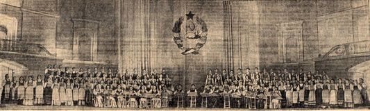 Концертный зал им. П.Чайковского, 6 октября 1951. Объединенный хор участников недели исполняет Песню о Сталине. Фото из газеты «Ленинское знамя»