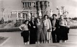 Артисты «Кантеле» у фонтана «Дружба» на ВДНХ. Третья слева – Люция Теппонен