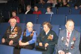 Эльза Баландис среди ветеранов «Кантеле» (вторая справа) в зале Национального театра Карелии перед премьерой программы «Гастроли длиной в войну…». Май 2005 г.