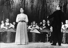 Неделя музыки и танца Карелии в Москве в 1946 году. Зал им. П.И.Чайковского. Солистка – Люция Теппонен, дирижер – Владимир Салоп