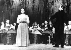 Татьяна Антышева в оркестре — крайняя слева. Выступление «Кантеле» в Москве, конец 1940-х гг. (солистка — Люция Теппонен, дирижер — Владимир Салоп)