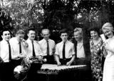Абрам Голланд (третий справа) и Сиркка Рикка (вторая справа) с духовым ансамблем. 1960-е гг.