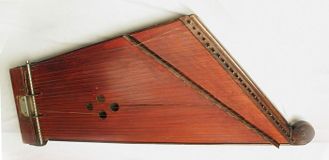 Кантеле работы мастера Е.Клюхина, Инструмент находится в Краеведческом музее.