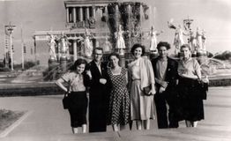 Артисты «Кантеле» у фонтана «Дружба» на ВДНХ. Третья слева – Люция Теппонен