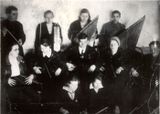 Первый любительский кружок кантелистов. Слева стоит (с дирижерской палочкой) — Виктор Гудков. 1935 г.