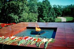 Мемориал с Вечным огнем Славы на могиле Неизвестного Солдата в Петрозаводске