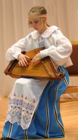 Кантеле работы А.Александрова в руках юной артистки из Молодежной студии. Фото 2006 года
