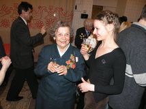 Эльза Баландис среди нынешнего поколения «Кантеле» в Доме Кантеле. Май 2005 г.