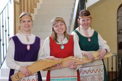 Даша (в центре)