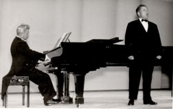 Солист «Кантеле» Пекка Титов и Абрам Голланд на гастролях в Финляндии, 1961 г.