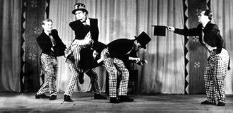 Танец «Маршаллизованная Европа». 1949 г. Из дневника Максима Гаврилова: «Новый танец «Маршаллизованная Европа» имел огромный успех. Кононов, еще разводя танец, сказал: будешь танцевать дядю Сэма <…> Дядя Сэм сидит в кожаном кресле в центре сцены у задника