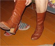 Пуанты Эльзы Баландис и ее танцевальные сапоги 33-го размера.