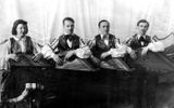 Первый квартет кантелистов: Кертту Вильянен, Людвиг Каргулев, Тойво Вайнонен и Максим Гаврилов. 1940 г.