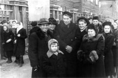 Ресторан у драматического театра. 7 ноября 1949 года. Слева: Абрам Голланд с сыном Игорем, в центре — Василий Кононов, рядом — Геннадий Кутузов, Ядвига Страздас, за ней — Леонид Привалов