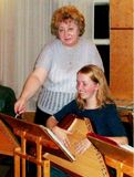 Наталья Павловна Акулишнина на репетиции оркестра с ученицей Олесей Микшиной. 2004 г