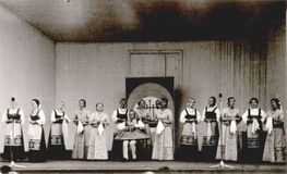 Артистки хора и народной вокальной группы «Айно», 1974 г. Валентина Лашина — вторая справа