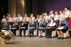 На сцене после премьеры программы «Гастроли длиной в войну…»: спустя 60 с лишним лет… Артисты «Кантеле» 1940-х — и артисты сегодняшнего «Кантеле». Май 2005 г. Эльза Баландис — третья справа в ряду ветеранов