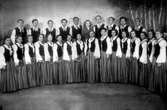 Хоровая капелла в начале 1950-х гг. В центре — хормейстер Валентина Печникова. Евгения Юнина — в первом ряду третья слева