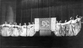 Танец «Шили девушки ковер»