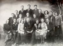 Артисты хора «Кантеле» с педагогом Леонидом Федосеевичем Приваловым и концертмейстером Еленой Венцеславовной Сарафовой. Осень 1953 г. Евгения Юнина — самая левая из трех девушек, стоящих за учителем в центре