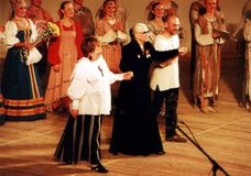 «Кантеле» на Всероссийском фестивале национальной культуры, Москва, Концертный зал им. П.И.Чайковского, 2002. На сцене: Лилия Степанова — заслуженный работник культуры Карелии, директор ансамбля «Кантеле», Нина Мешко — народная артистка СССР, художественн