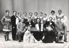 17 артистов из Карелии — участники гастрольной поездки в Финляндию в 1961 г. Две балетные пары из Музыкального театра: В.Мельников, С.Степанова, Ю.Сидоров, С.Губина; артисты филармонии: С.Рикка, А.Голланд; баянист Е.Ишанин, солист «Кантеле» П.Титов, 6 уча