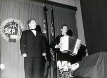 Финляндия, г.Пори. 29 августа 1961. В газете за этот же день появился отзыв:«солист ансамбля «Кантеле» Пекка Титов покорил своим пением и красивым голосом весь зал. Это лучший из всех певцов, когда-либо гастролировавших в нашем городе…»