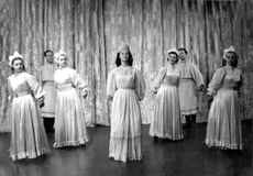 «Утушка». Эльза Баландис — первая справа.