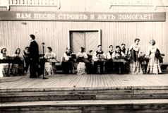 20 лет ансамблю «Кантеле». Ансамбль кантелистов выступает в Парке культуры и отдыха. Дирижер — Владимир Салоп. 23 июня 1956 г. Тойво Вайнонен — в центре