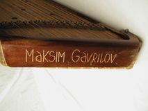 Кантеле, на котором играл Максим Гаврилов — мастер Илмар Кукк, 1978 г. На боковой поверхности, по лаковому слою, вырезан текст: Maksim Gavrilov; на нижней деке вырезаны даты знаменательных событий (в основном годы и места гастрольных выступлений). Инструм