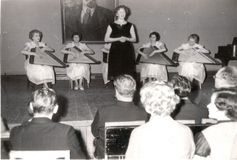 Татьяна Антышева — руководитель квинтета кантелистов Педагогического университета. 1963 г.