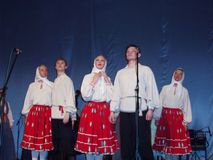 Сцена из спектакля: «Архангельск. Архбумстрой. Концерт пришлось прервать…» Позывные радио «Говорит Москва! От Советского Информбюро!», сообщение об освобождении Петрозаводска