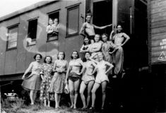 Артисты «Кантеле» у вагона во время гастролей по Уралу и Сибири, 1952 г. Зинаида Козлова — в окне вагона (справа)