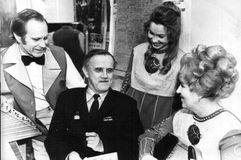 Доктор филологических наук, фольклорист В.Я.Евсеев и кантелисты ансамбля Максим Гаврилов, Валентина Матвеева, Татьяна Антышева, 1980 г. С удовольствием вспоминал Виктор Яковлевич Евсеев совместные с Виктором Гудковым велосипедные выезды в Олонецкий и Пряж