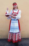 Артистка группы «Айно» Наталья Лебедь с куклой в кадрильном костюме. 2006 г.